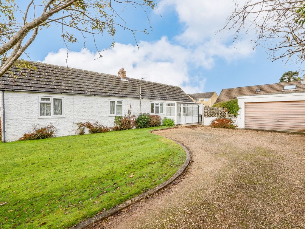 3 bed detached bungalow for sale in Rock Road, Carterton, Oxfordshire