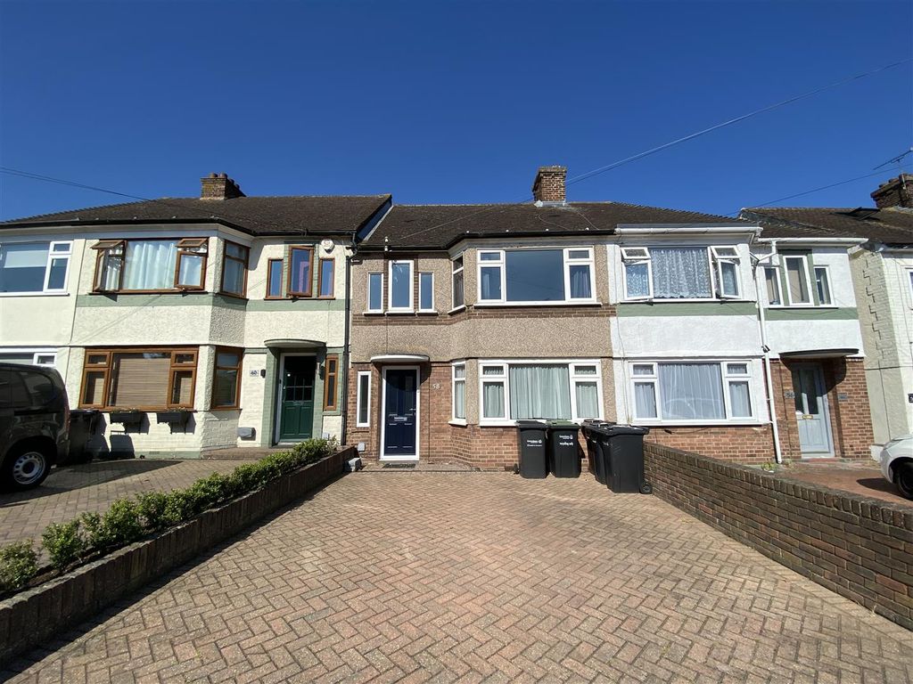 3 bed terraced house to rent in Central Avenue, Gravesend DA12, £1,500