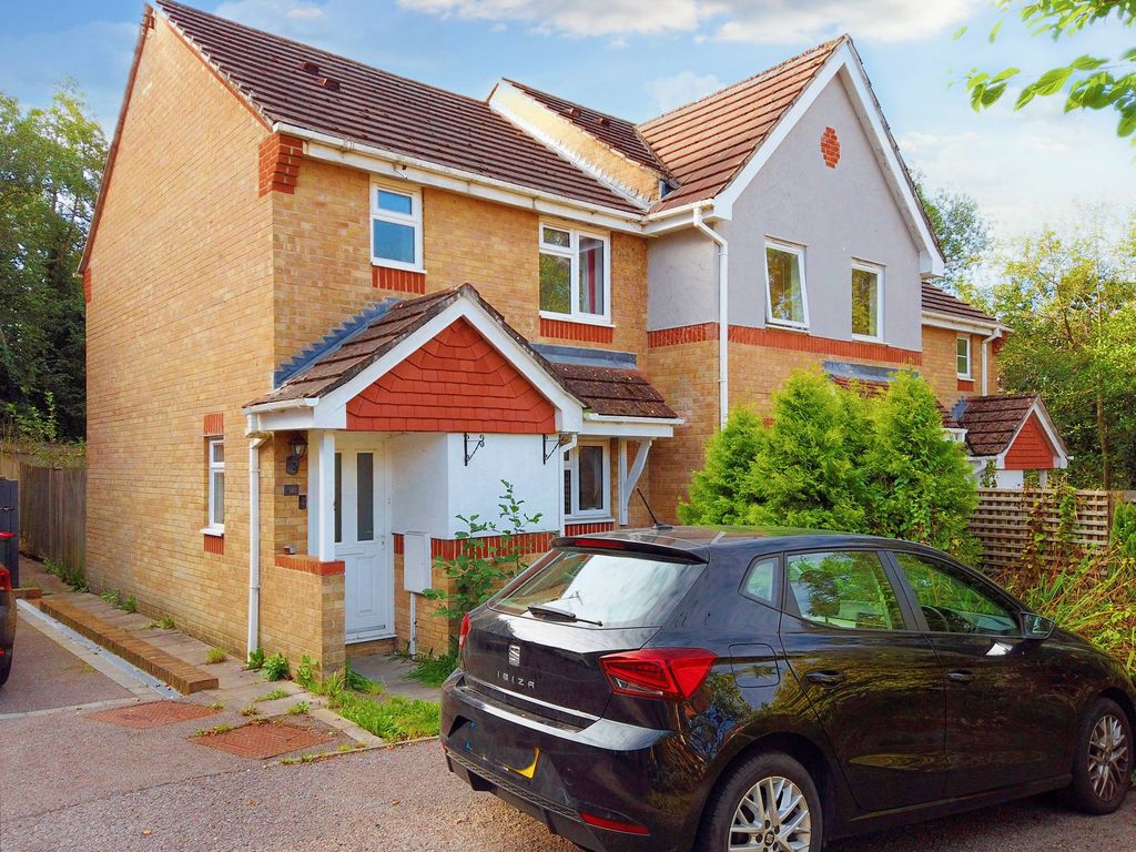 2 bed end terrace house for sale in Stable Close, Crawley RH10, £