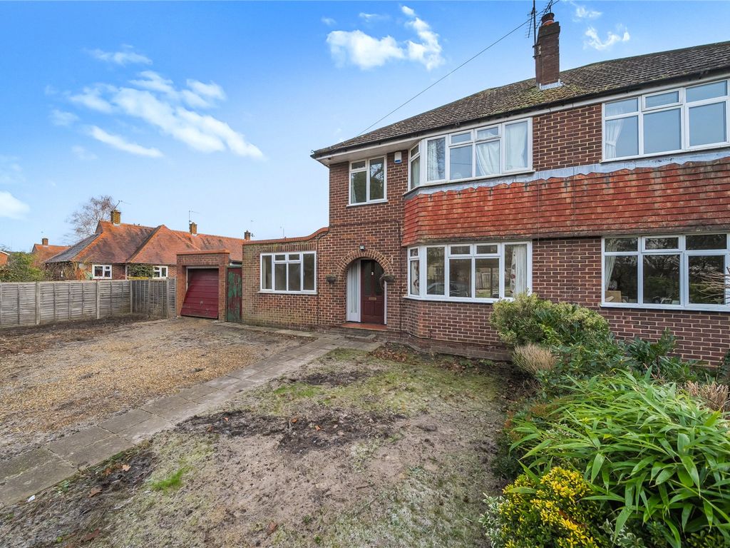 4 bed semidetached house for sale in Chobham, Woking, Surrey GU24, £