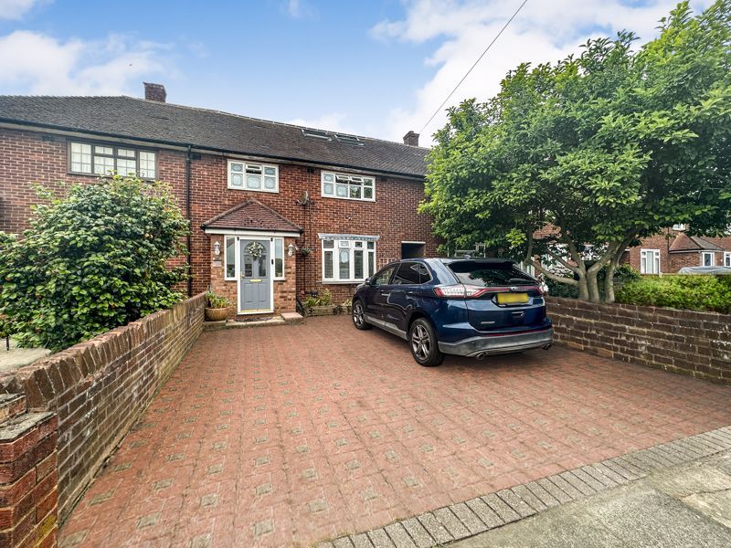 4 bed terraced house for sale in Daiglen Drive, South Ockendon RM15, £