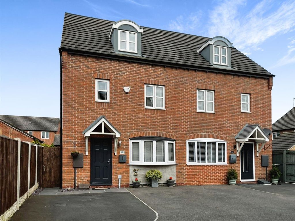 4 bed town house to rent in Waterfield Avenue, Warsop, Mansfield NG20