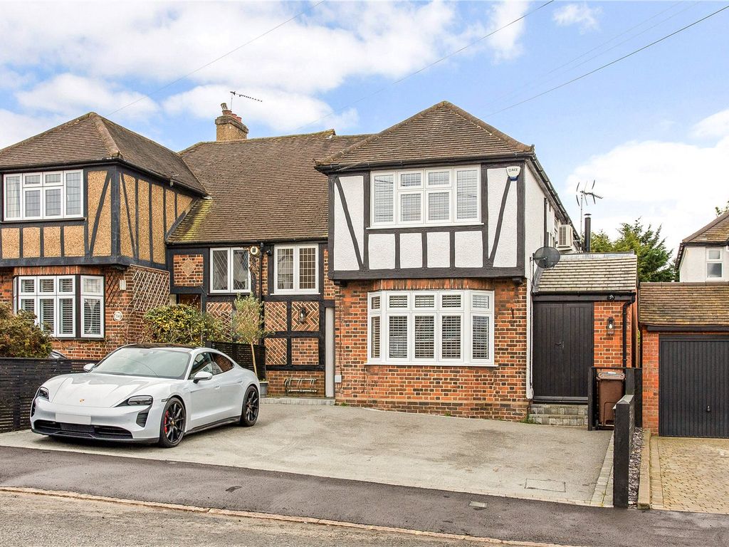 4 bed semidetached house for sale in Piggottshill Lane, Harpenden
