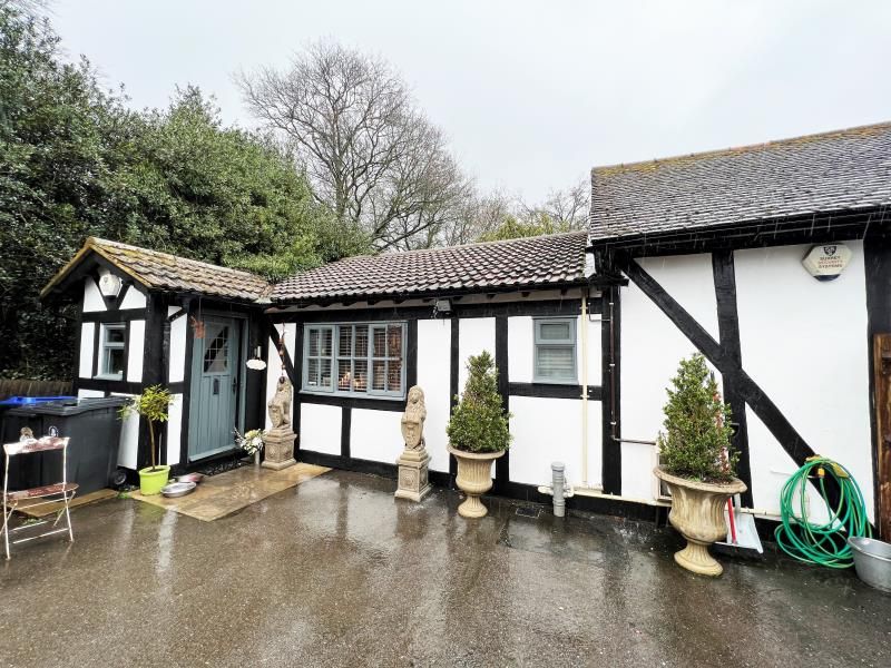2 bed cottage to rent in Fenns Lane, West End, Woking GU24 Zoopla