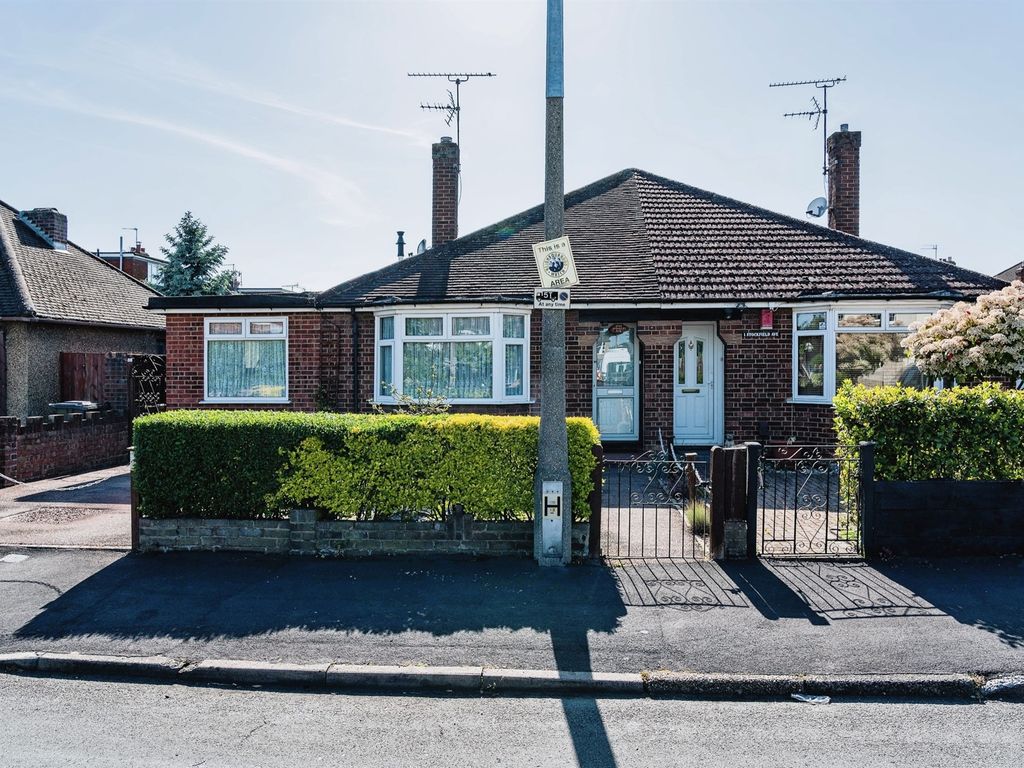 2 bed semidetached bungalow for sale in Highbury Avenue, Hoddesdon EN11 Zoopla