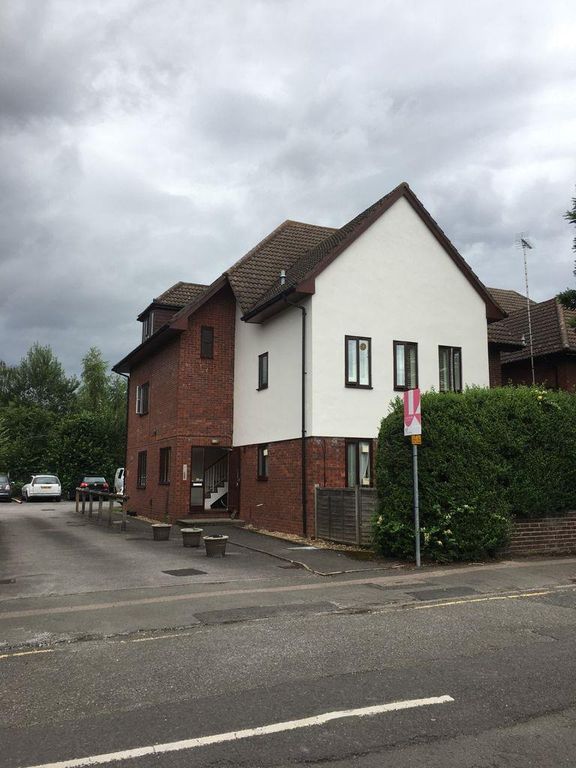 2 bed flat to rent in Kingston Avenue, Leatherhead KT22, £1,400 pcm