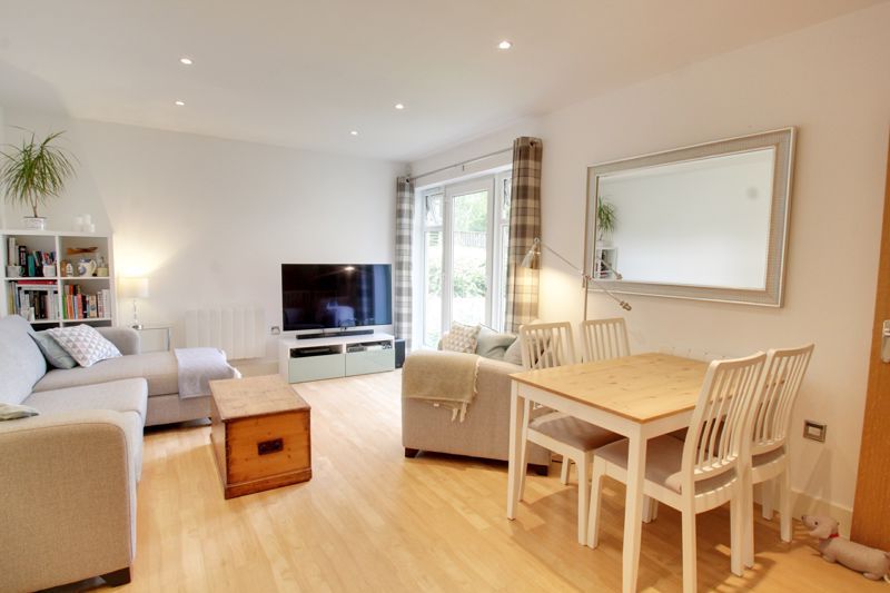 2 bed flat to rent in Compton Road, London SW19 Zoopla