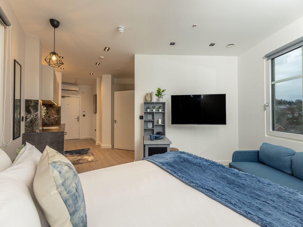 Studio to rent in Lowlands Road, HarrowOnTheHill, Harrow HA1, £1,450