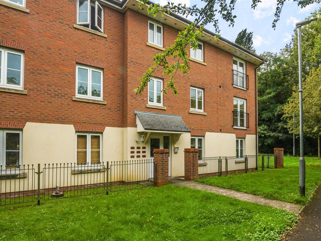 2 bed flat for sale in Barley Leaze, Allington, Chippenham SN14, £