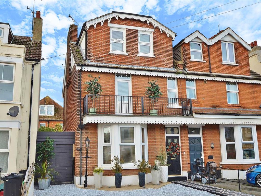 5 bed semidetached house for sale in Hayes Road, ClactonOnSea CO15