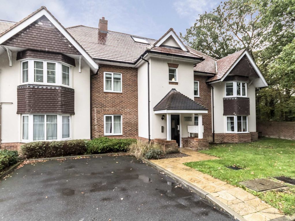 2 bed flat to rent in Soprano Way, Esher KT10 Zoopla