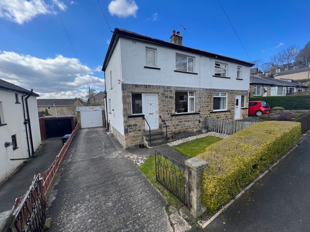 3 bed semidetached house for sale in South Hill Drive, Gilstead