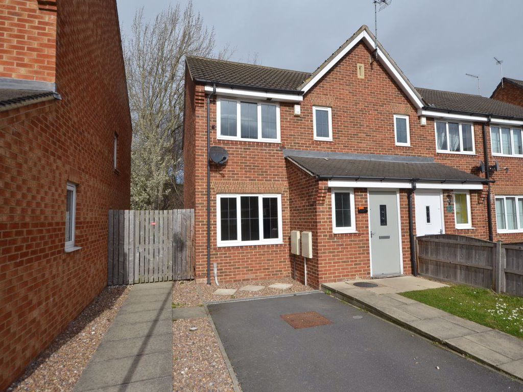 3 bed semidetached house to rent in Cromwell Mount, Pontefract WF8