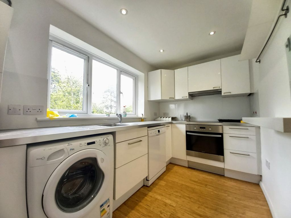 2 bed flat to rent in Milespit Hill, Mill Hill, London NW7, £1,850 pcm