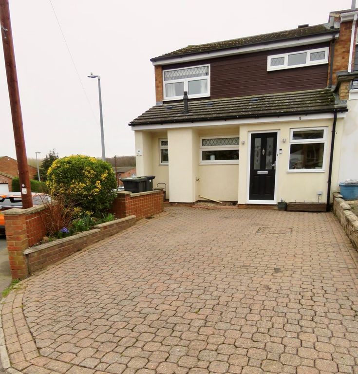 3 bed end terrace house for sale in Downside Gardens, Potton, Sandy