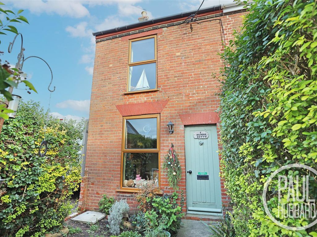 2 bed end terrace house for sale in Market Place, Kessingland NR33, £