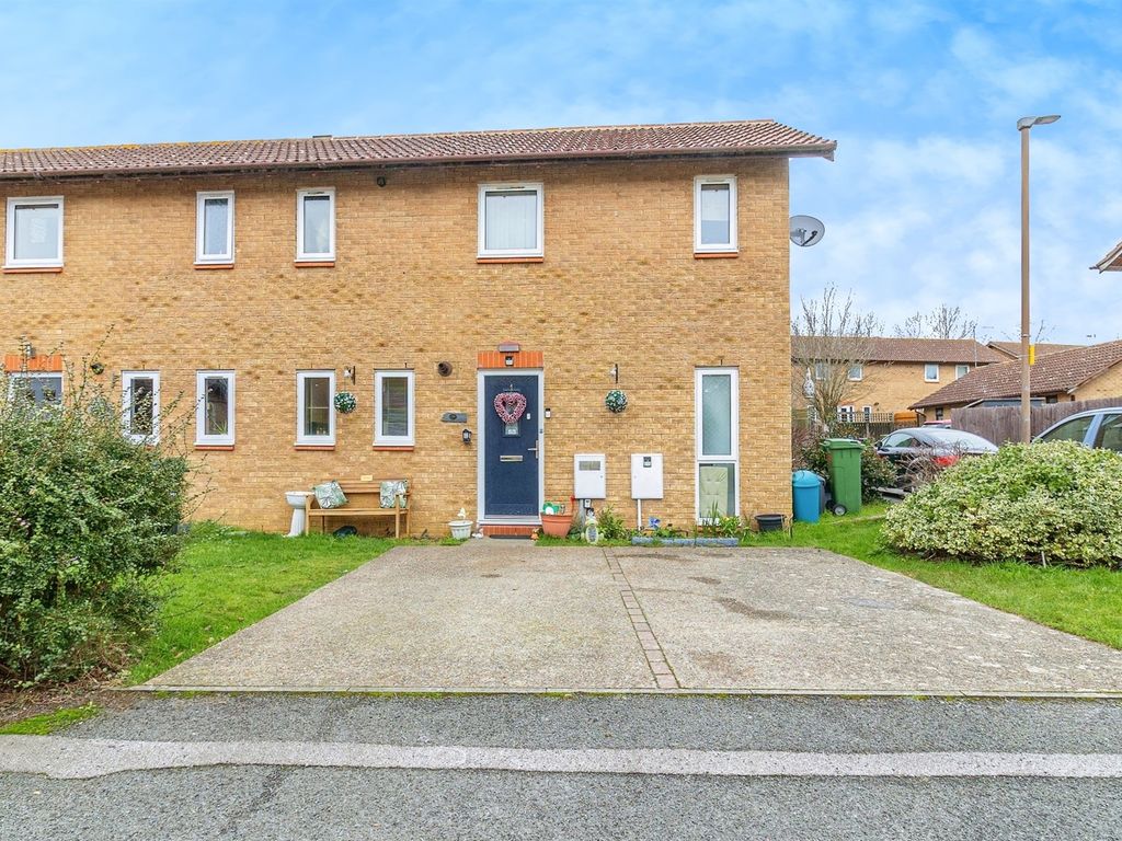 3 bed semidetached house for sale in Newbury Court, Bletchley, Milton