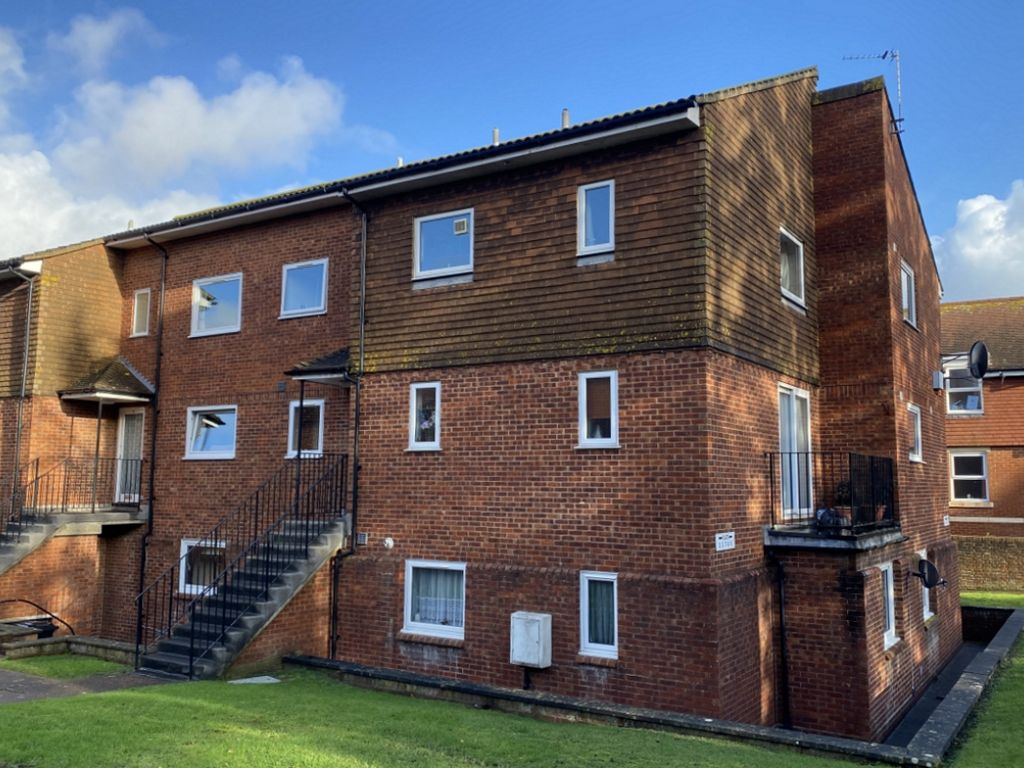2 bed flat to rent in The Conifers Bedfordwell Road, Eastbourne, East
