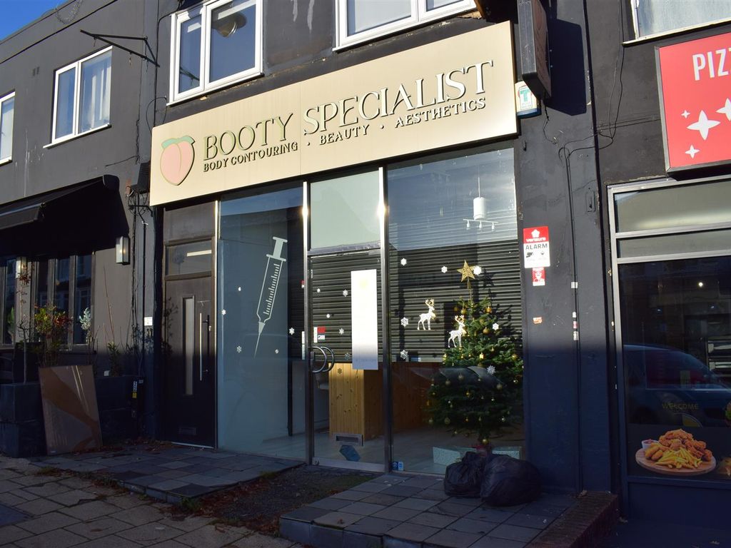 Retail premises to let in Queens Road, Buckhurst Hill IG9, £17,000 pa