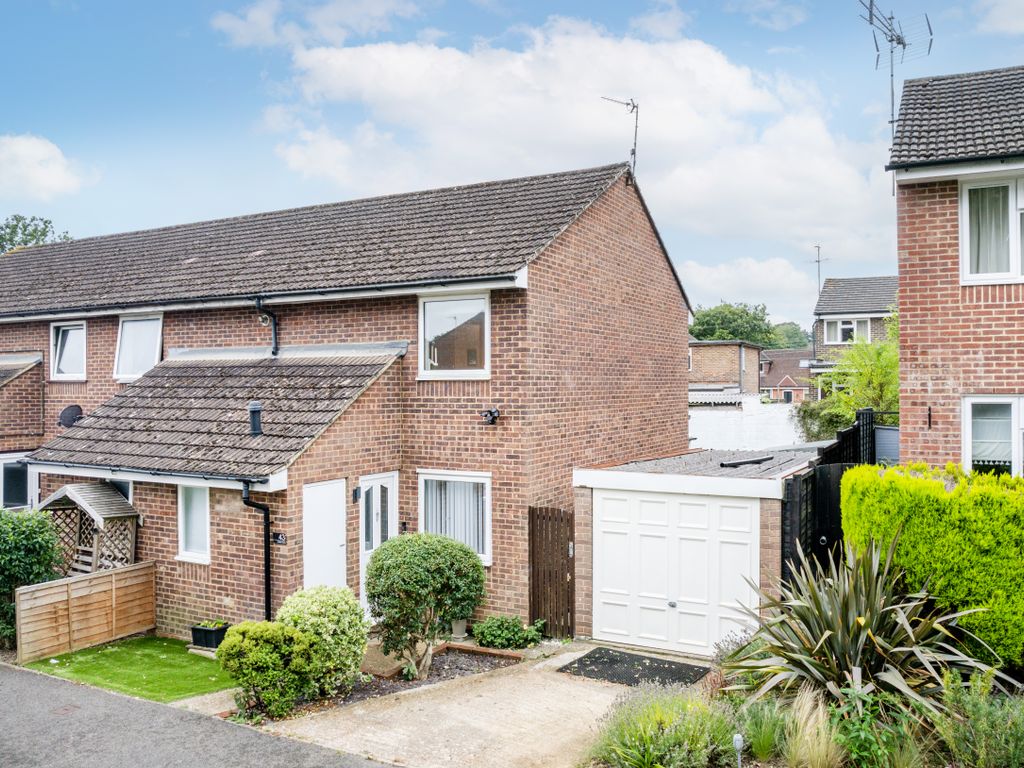 2 bed end terrace house for sale in Jubilee Close, Haywards Heath RH16