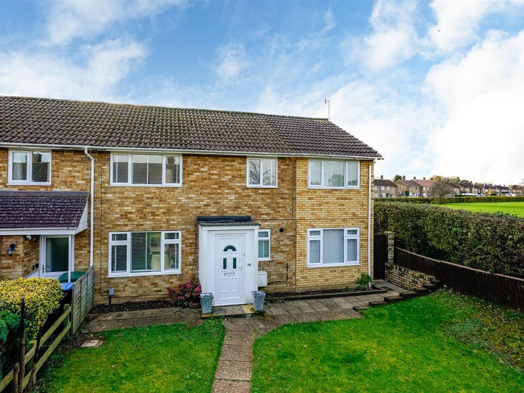 4 bed end terrace house for sale in Vauxhall Road, Adeyfield, Hemel