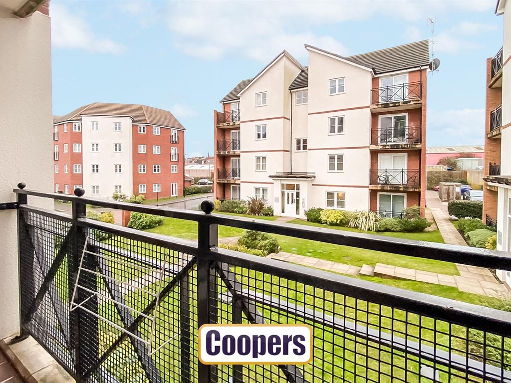 2 bed flat to rent in Poppleton Close, City Centre, Coventry CV1, £895