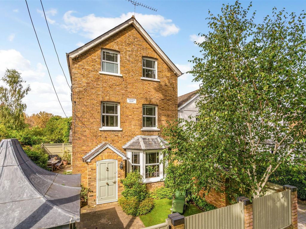 4 bed detached house for sale in Cheapside Road, Ascot SL5, £800,000
