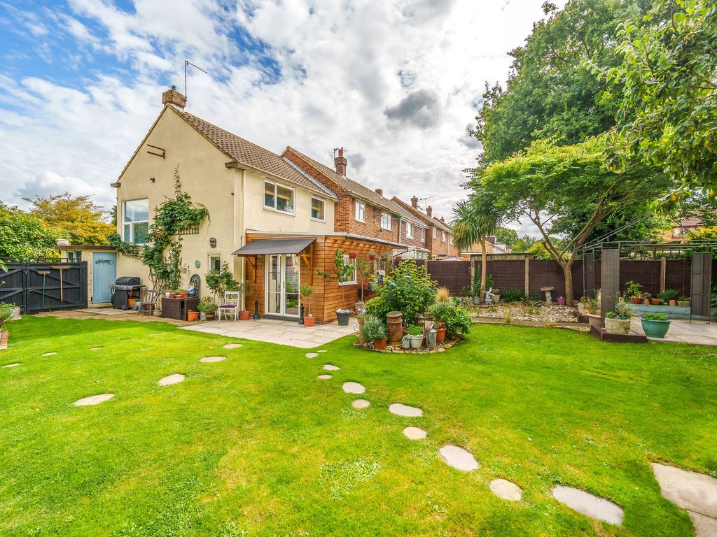 2 bed end terrace house for sale in Yarrow Road, Chatham ME5, £290,000