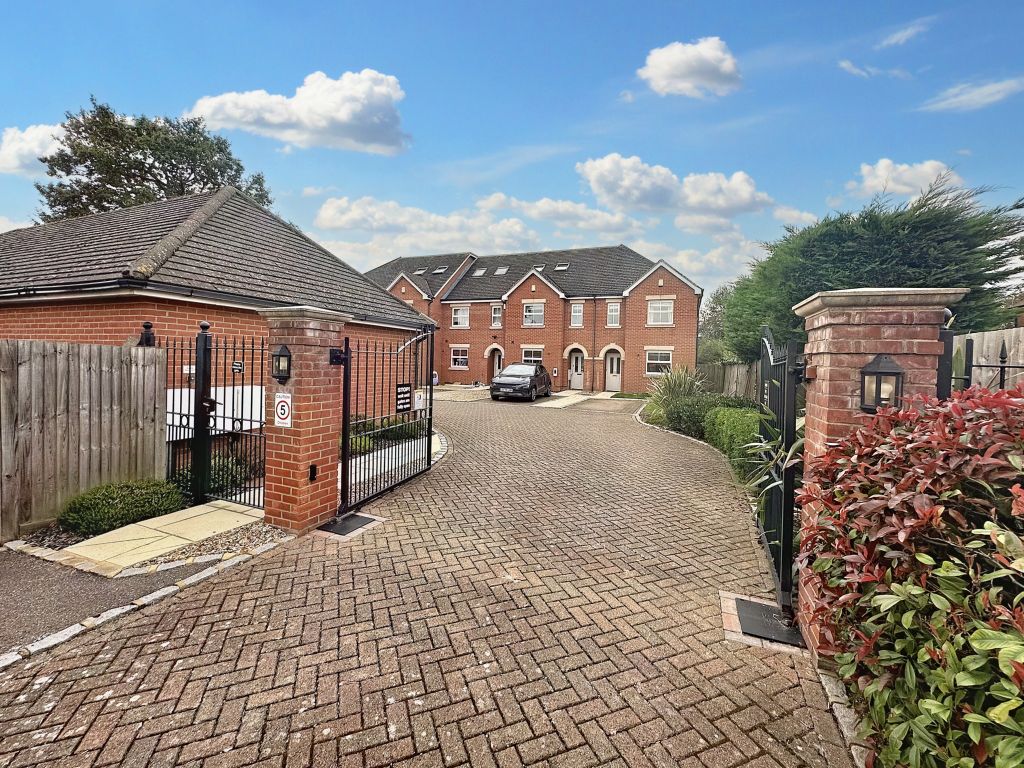 3 bed end terrace house for sale in Holly Gate, Addlestone KT15, £