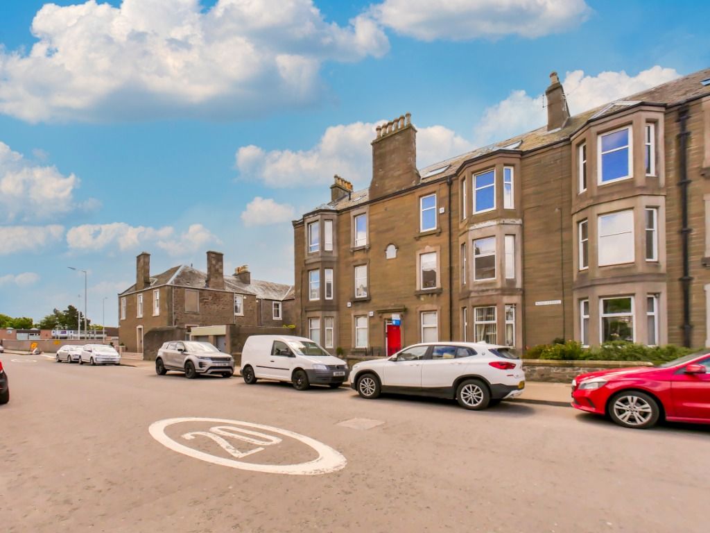 2 bed flat to rent in King Street, Broughty Ferry, Dundee DD5, £900 pcm