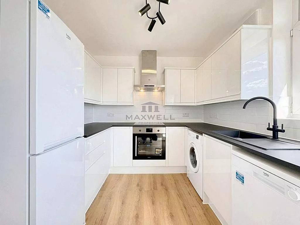 2 bed flat to rent in Ballinger Point, Bromley High Street, London E3