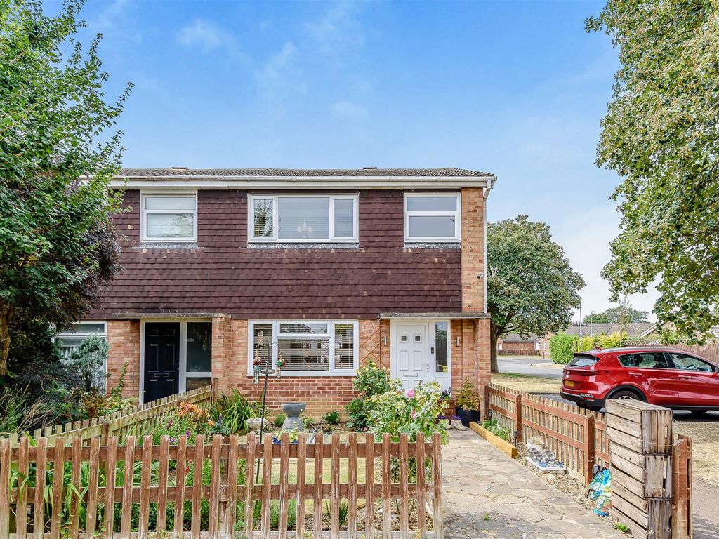 3 bed end terrace house for sale in Close, Bedford MK40 Zoopla