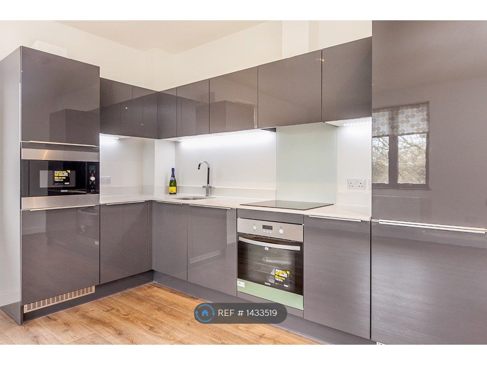 2 bed flat to rent in Beaumont House, Chertsey KT16, £1,550 pcm Zoopla