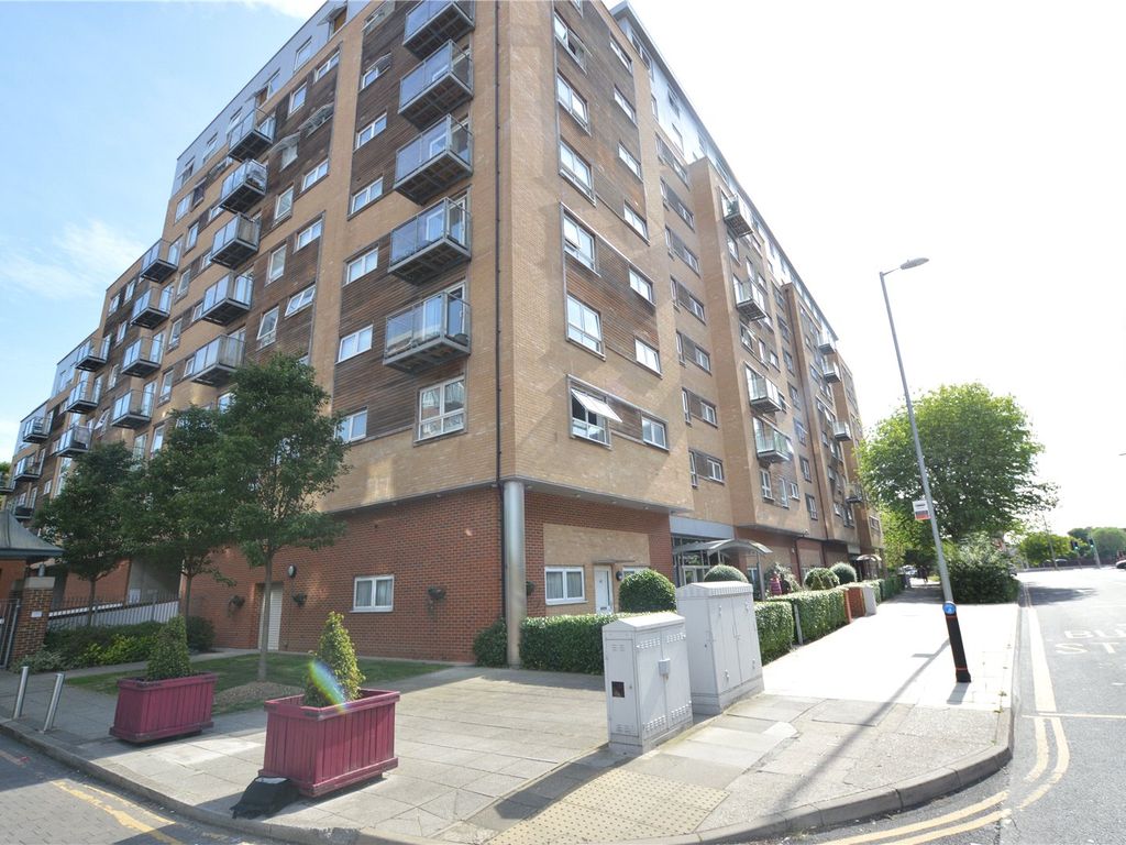 1 bed flat to rent in Cherrydown East, Basildon SS16, £1,100 pcm Zoopla