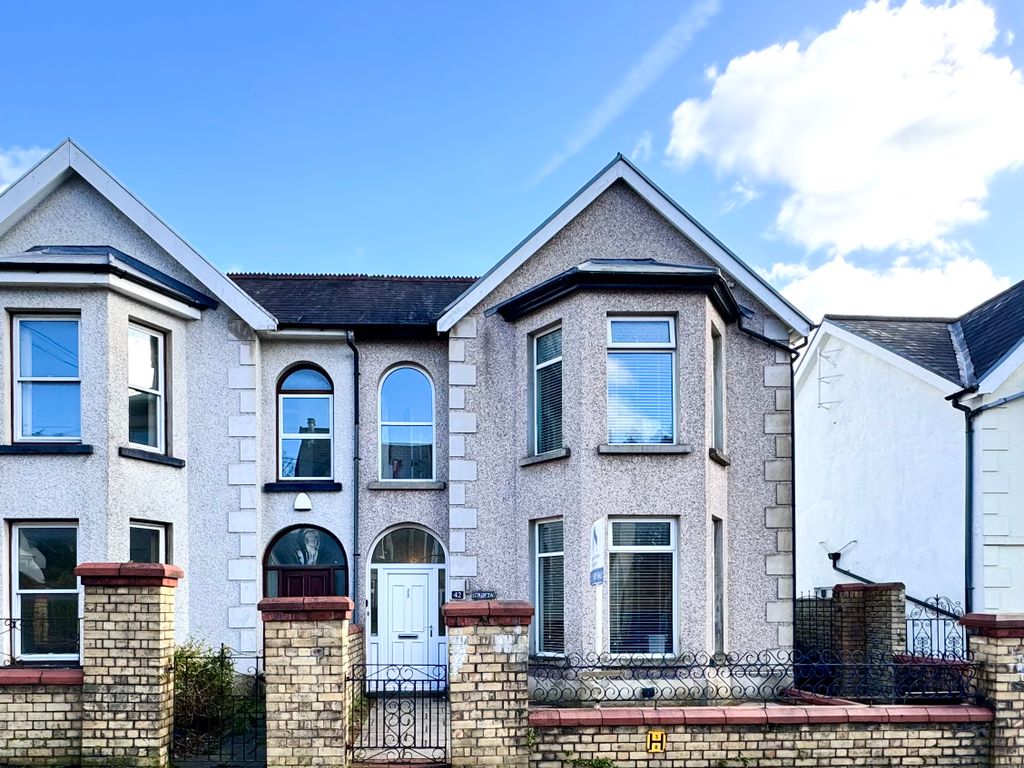 5 bed semidetached house for sale in AberNant Road, Aberdare CF44, £