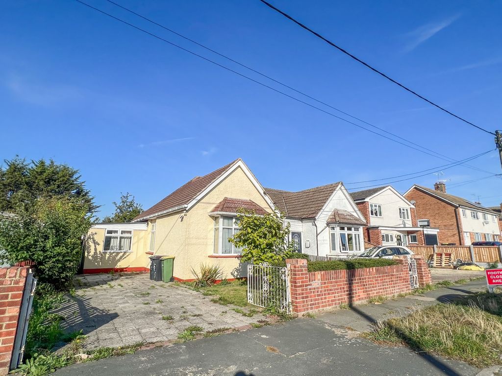 2 bed semidetached bungalow for sale in Pearsons Avenue, Rayleigh SS6