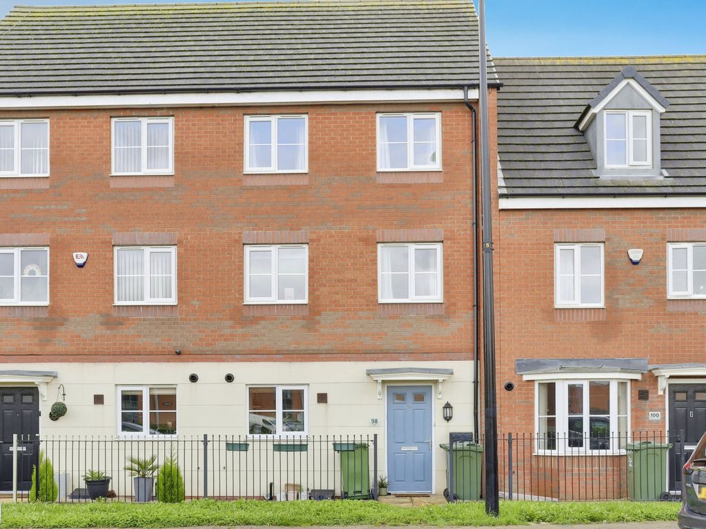 4 bed terraced house for sale in Birstall Meadow Road, Leicester LE4, £