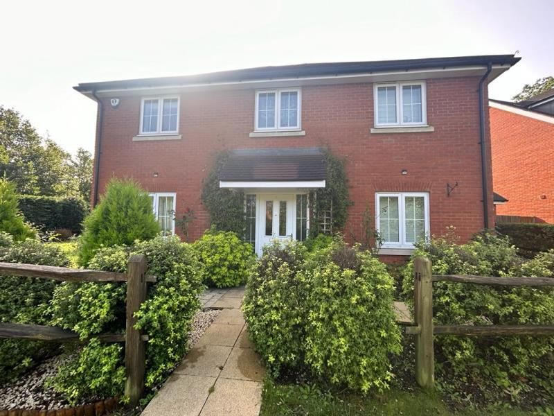 5 bed detached house to rent in The Croft, Ash Green, Aldershot GU12, £