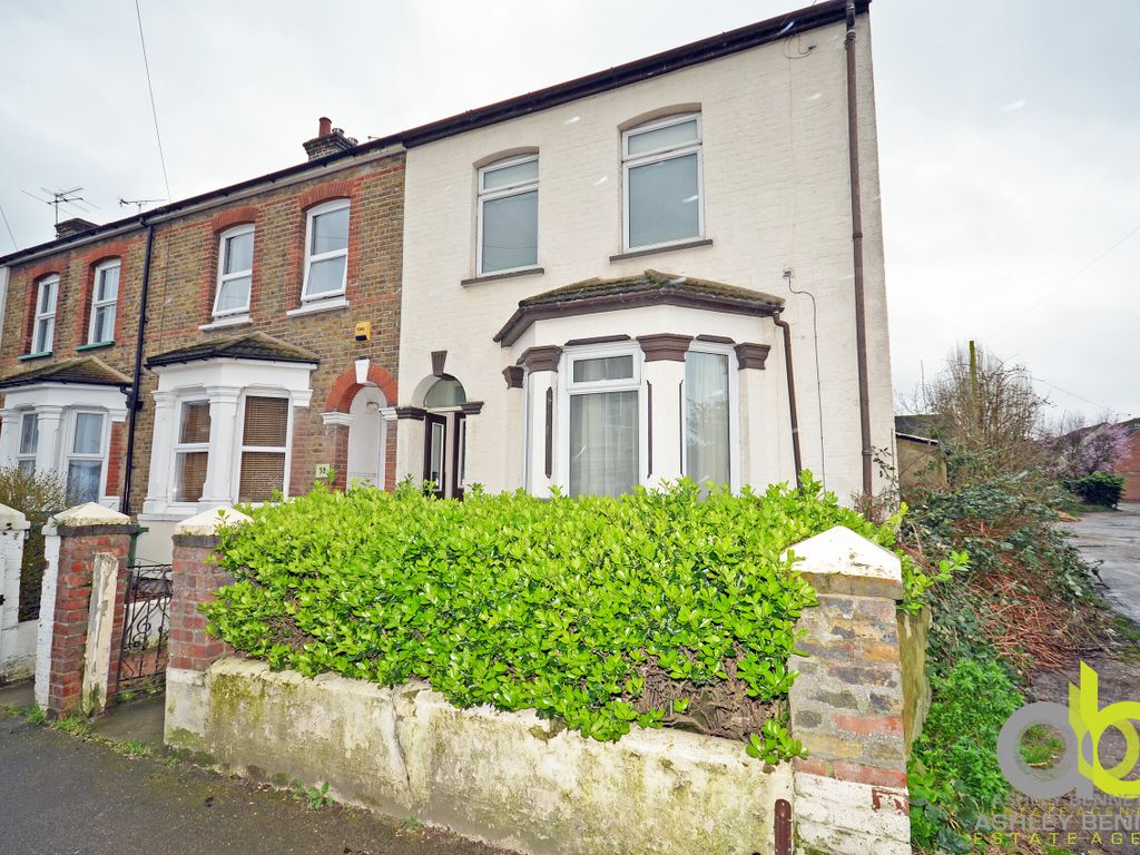 3 bed end terrace house to rent in Whitehall Road, Grays RM17 Zoopla