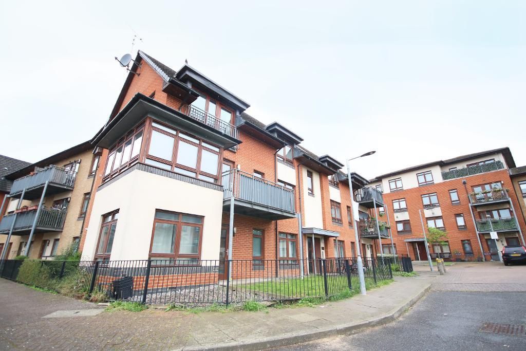 2 bed flat to rent in 2 Atlas Crescent, Edgware, Middlesex HA8, £1,625
