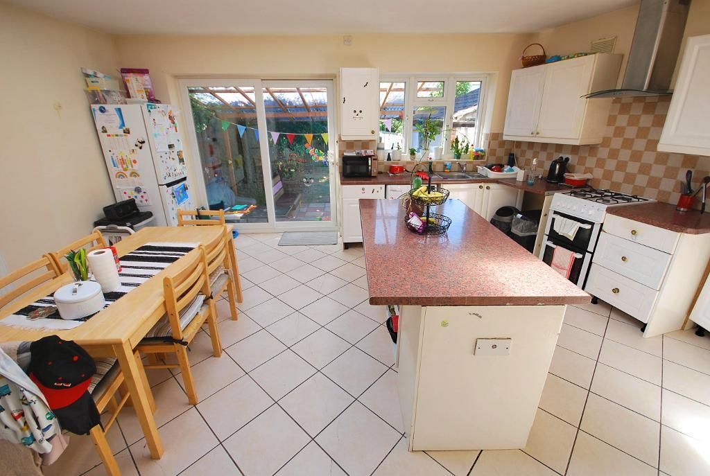 4 bed semidetached house to rent in Vivian Avenue, Wembley, Middlesex