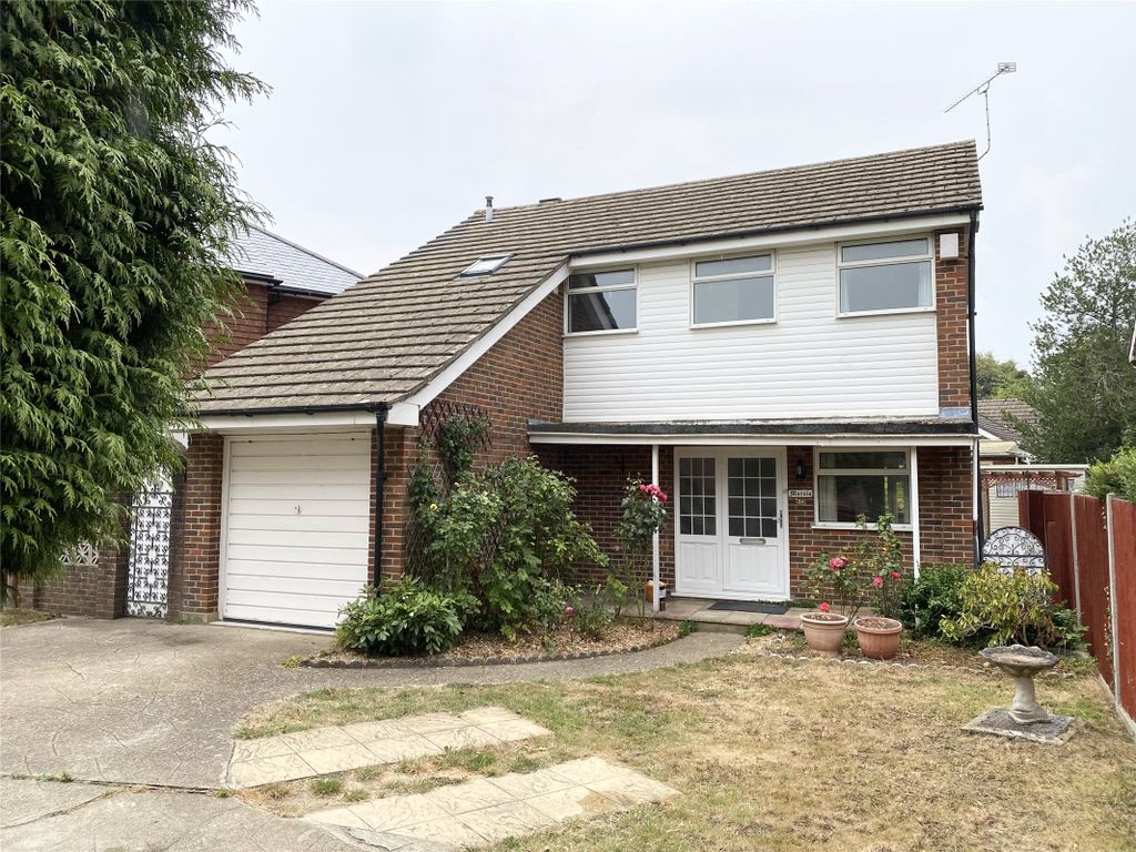 3 bed detached house to rent in Victoria Road, Horley, Surrey RH6, £