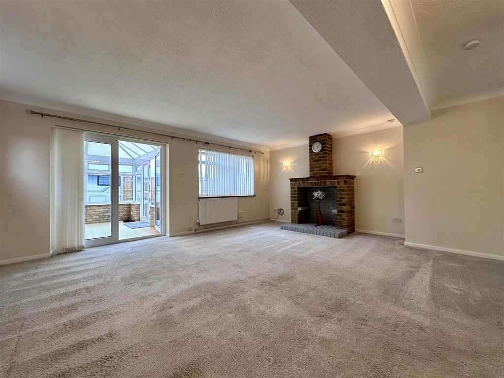 3 bed detached bungalow for sale in Hythe Road, Willesborough, Ashford