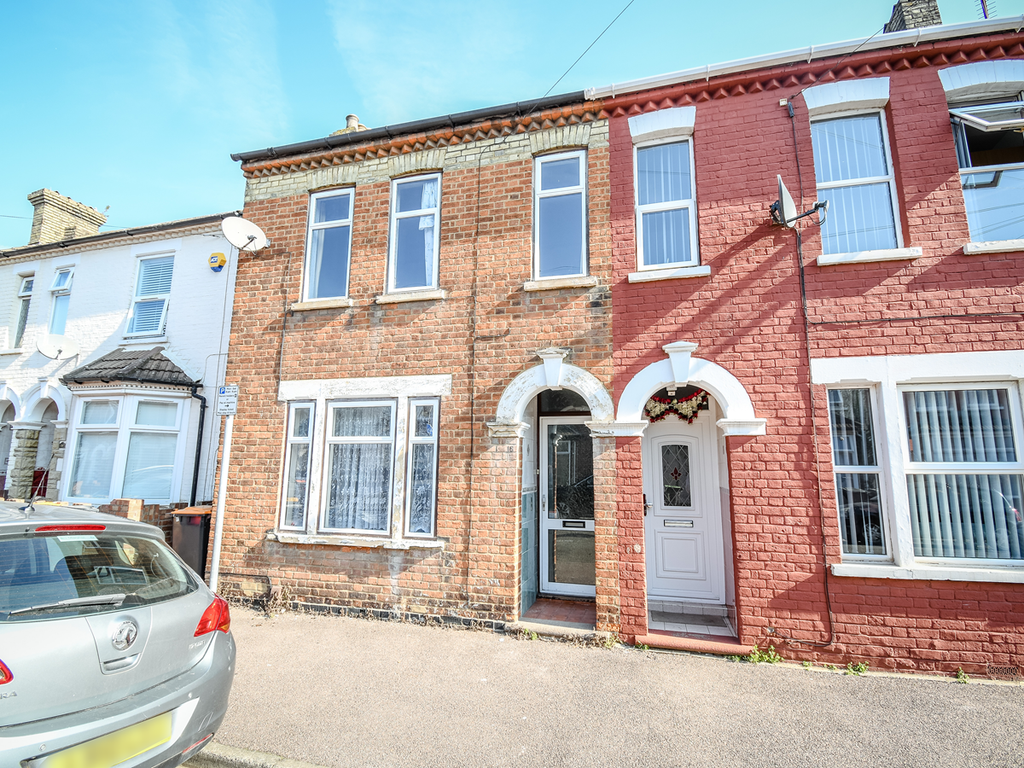 3 bed semidetached house for sale in Millbrook Road, Bedford MK42, £