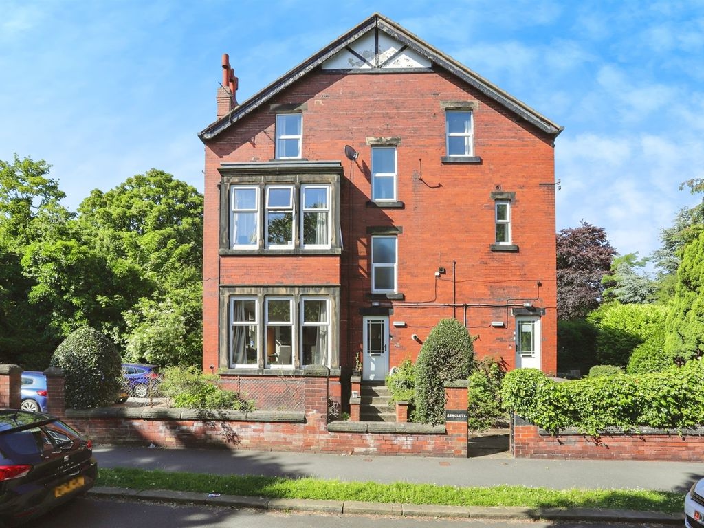 2 bed flat for sale in Arncliffe Road, West Park, Leeds LS16, £140,000