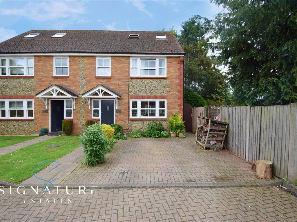 4 bed semidetached house for sale in Hyde Lane, Bovingdon, Hemel