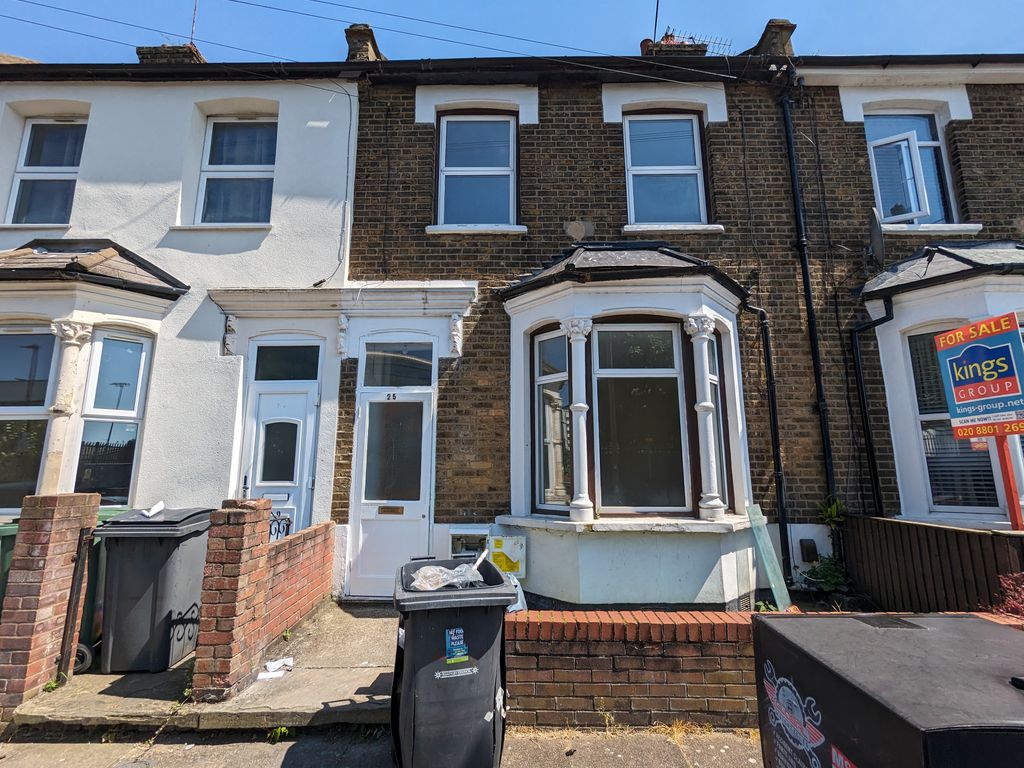 3 bed terraced house to rent in Trulock Road, London N17, £2,650 pcm