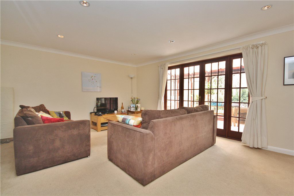3 bed detached house to rent in Farnham Road, Guildford, Surrey GU2