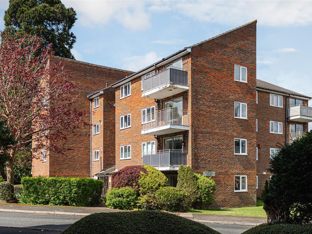 2 bed flat for sale in Dunnymans Road, Banstead SM7, £325,000 Zoopla