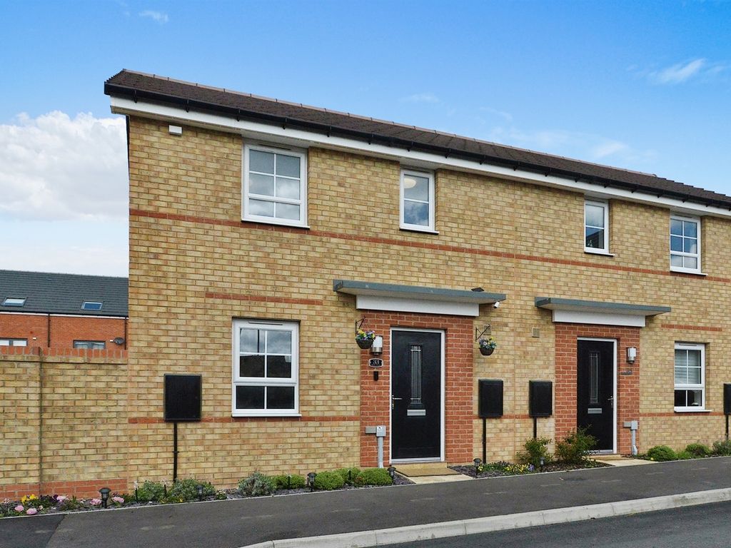 2 bed semidetached house for sale in Saturn Avenue, Fairfields, Milton